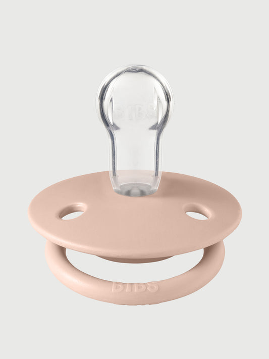 Blushfarvet BIBS De Lux sut med rund, gennemsigtig naturgummi sutteende, designet i premium kvalitet og nænsomt, naturligt. - BIBS De Lux Onesize Blush