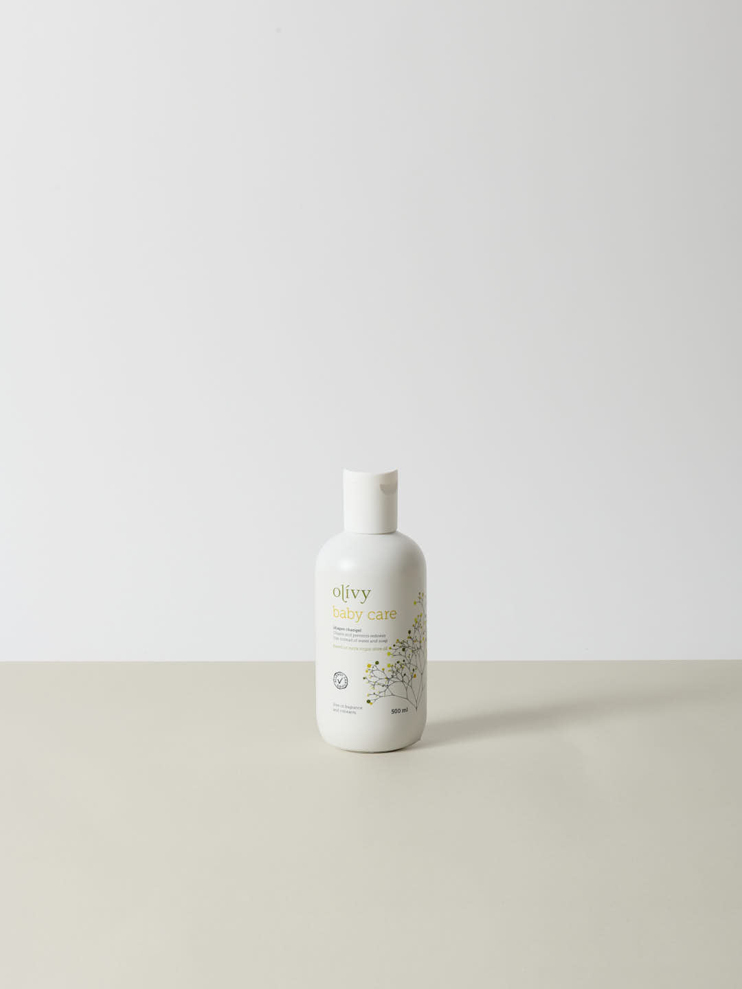 Hvid flaske med enkelt, elegant label i gyldne og grønne toner, 500ml naturlig, nænsomt samt premium kvalitet Olivy olie. - Olivy (500ml)