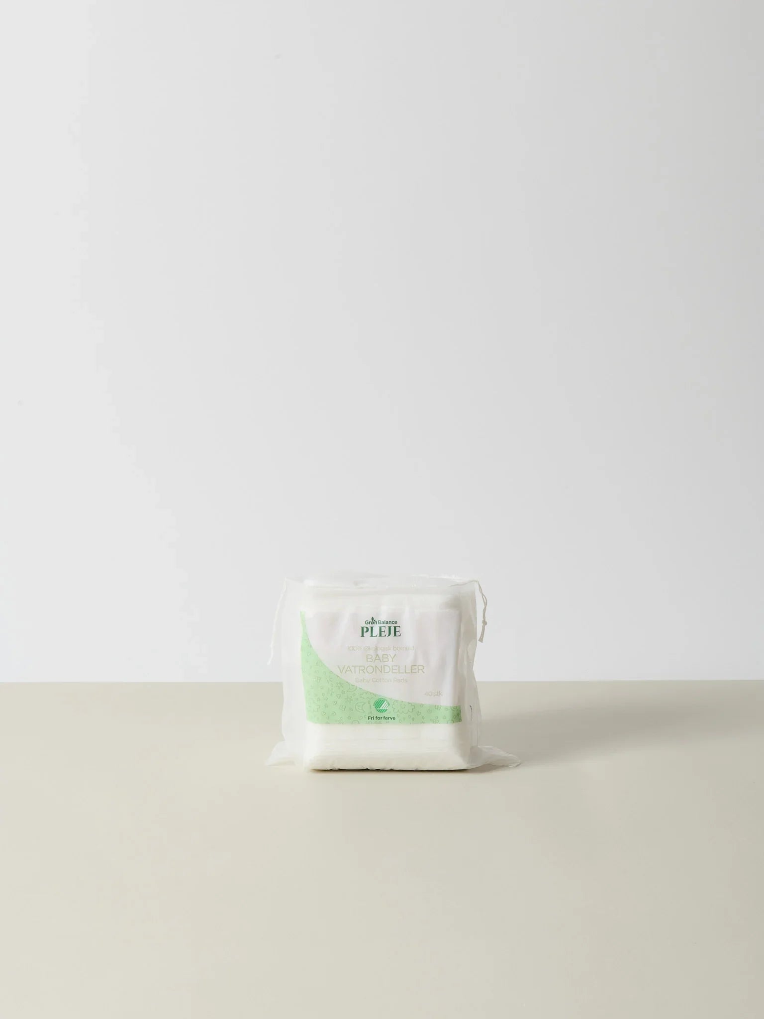 Hvid og grøn pakke med Grøn Balance Baby Pads i premium kvalitet, naturligt og nænsomt designet pakket kompakt på beige. - Grøn Balance Baby Pads